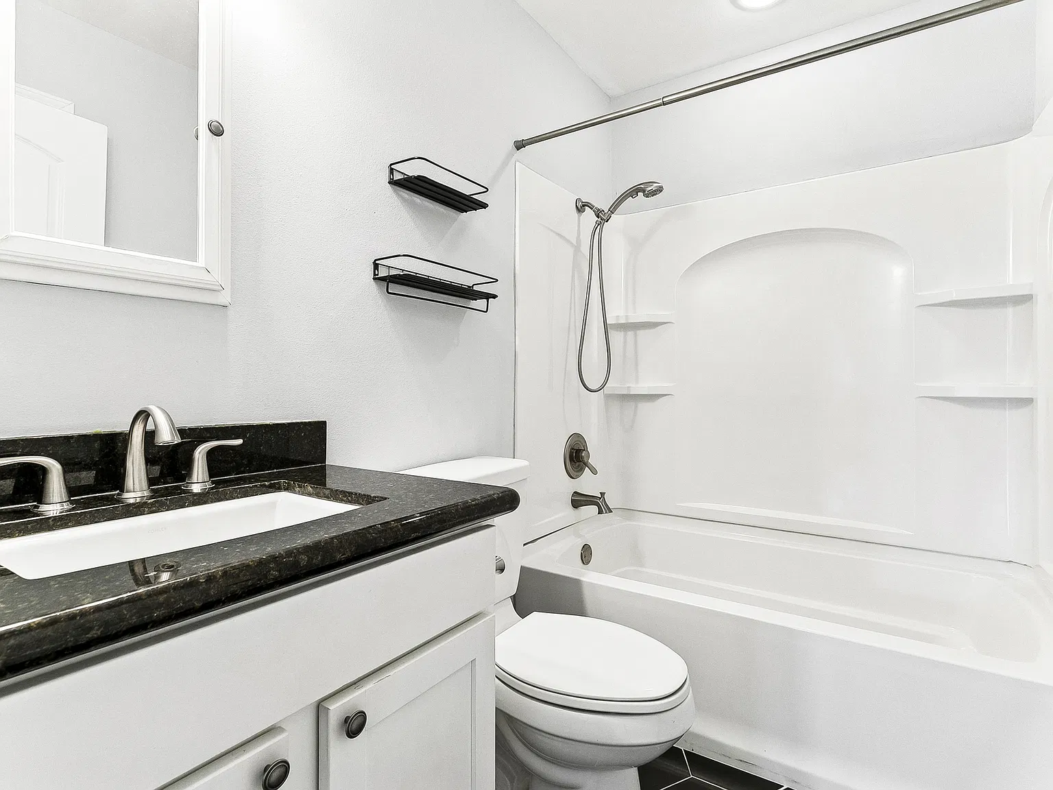 3 bed, 1283 sqft, $2,300 — Photo 3