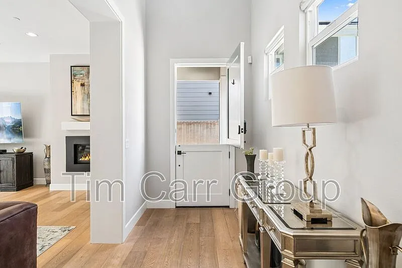 4 bed, 3.5 bath, 2644 sqft, $7,995 — Photo 4