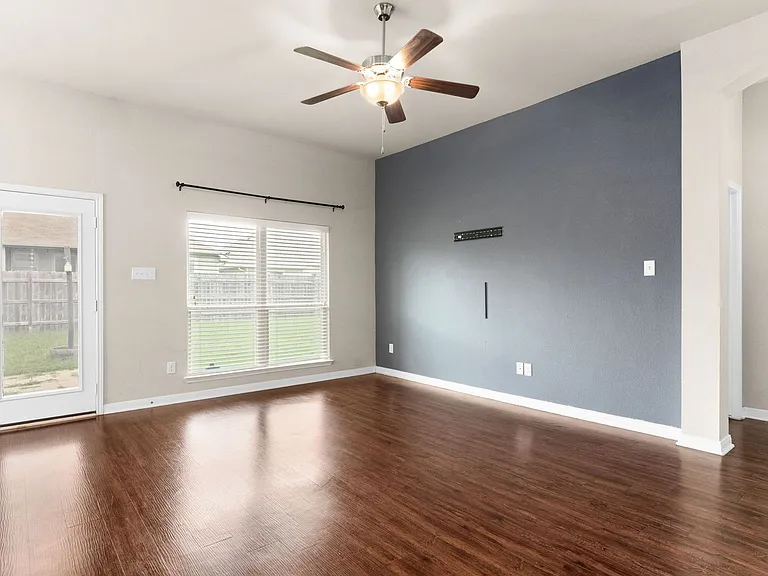 1310 Lilac Ledge Dr — Photo 3