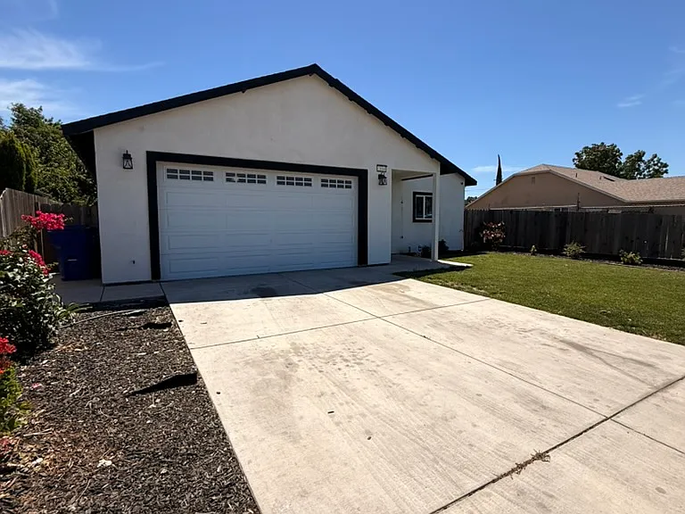 2114 Beachwood Dr — Photo 3