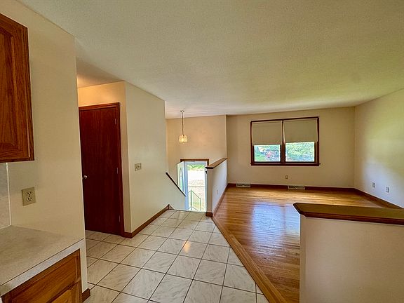 4th image of 2 Hazelhurst Ave