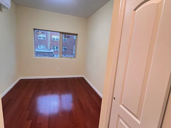 4215 165th St, Flushing, NY 11358