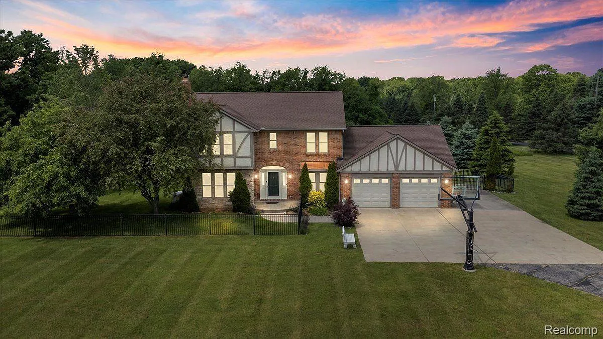 8597 Sashabaw Rd photo 1