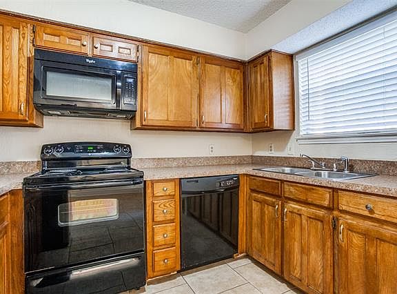 4th image of 4915 Crest Dr