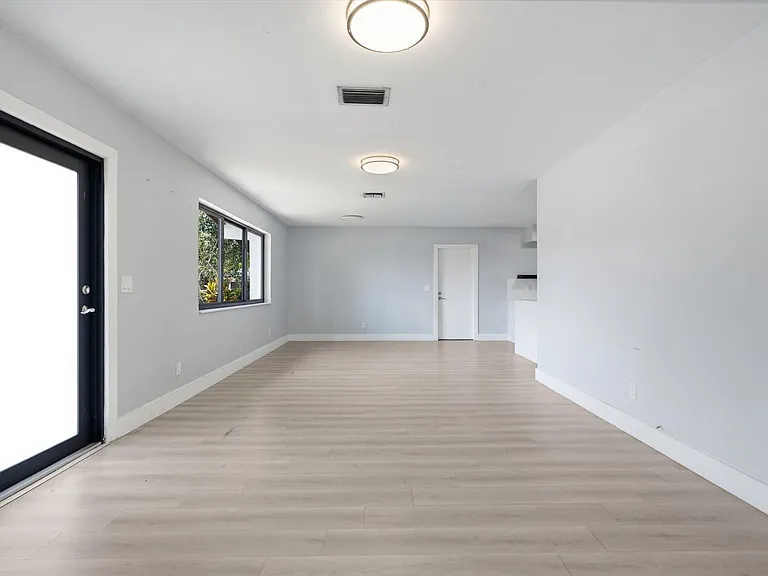 21341 NE 25th Ct — Photo 7