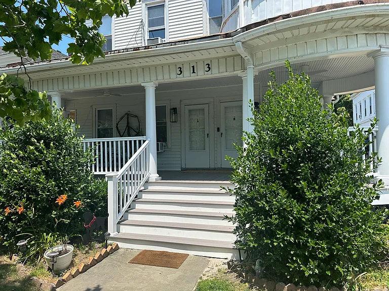 313 7th Ave #B — Photo 1