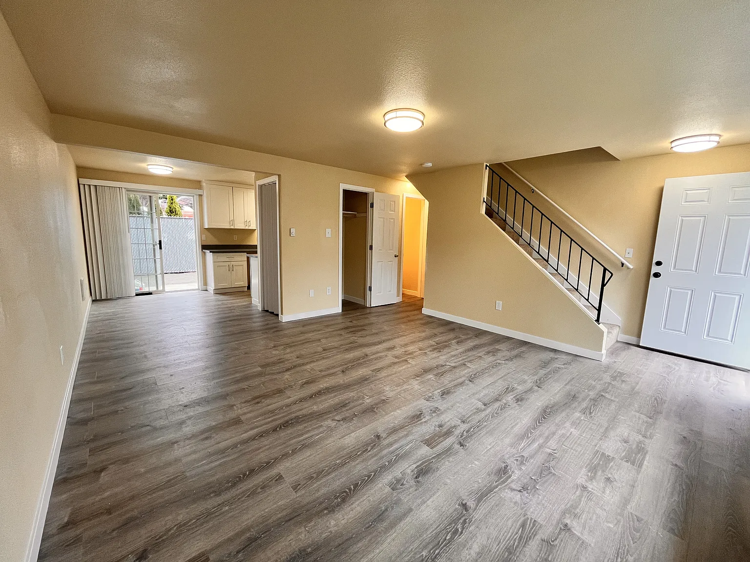 2 bed, 1.5 bath, 1036 sqft, $1,650 — Photo 3