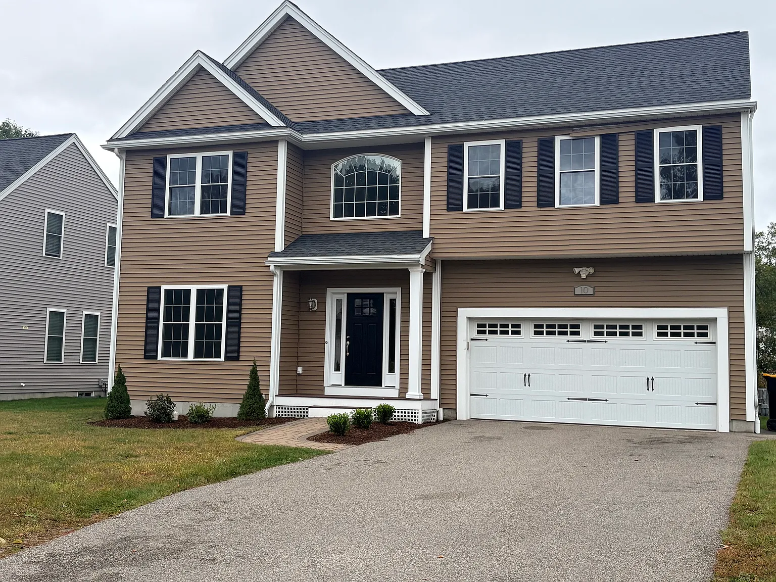 4 bed, 2.5 bath, 2300 sqft, $5,500 — Photo 2