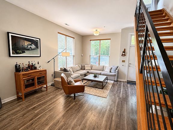 5th image of 3229 Wesley Ave
