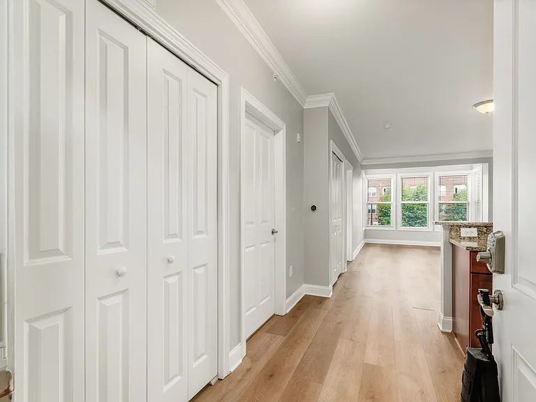 925 Ingleside Ave #215 — Photo 4