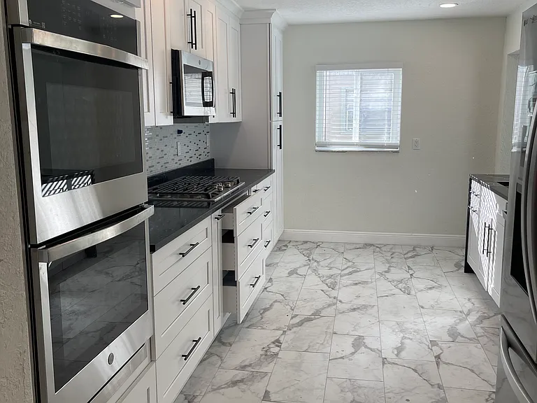 365 NW 4th Ct — Photo 4