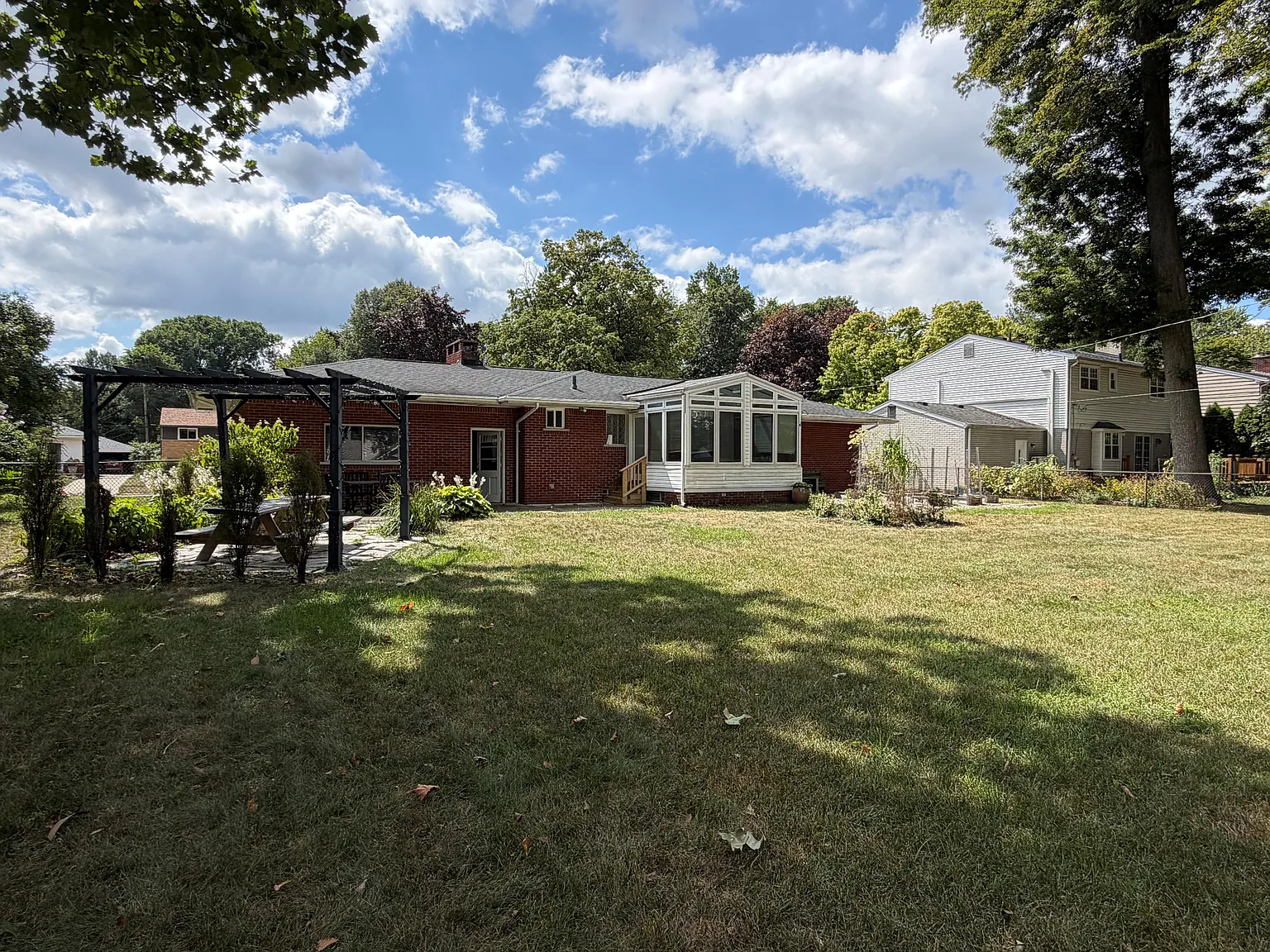 3 bed, 1.5 bath, 1334 sqft, $3,000 — Photo 2