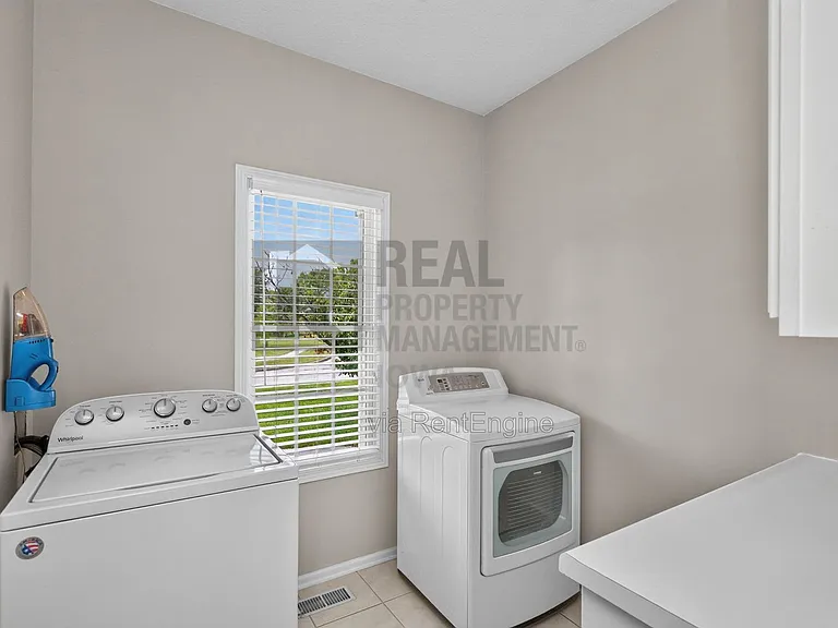 2305 NE Hanover Ct — Photo 16