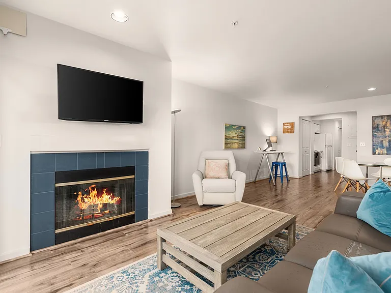 1504 Aurora Ave N #210 — Photo 11