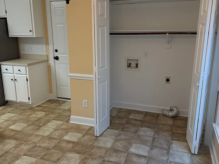 504 Thorngate Rd — Photo 7