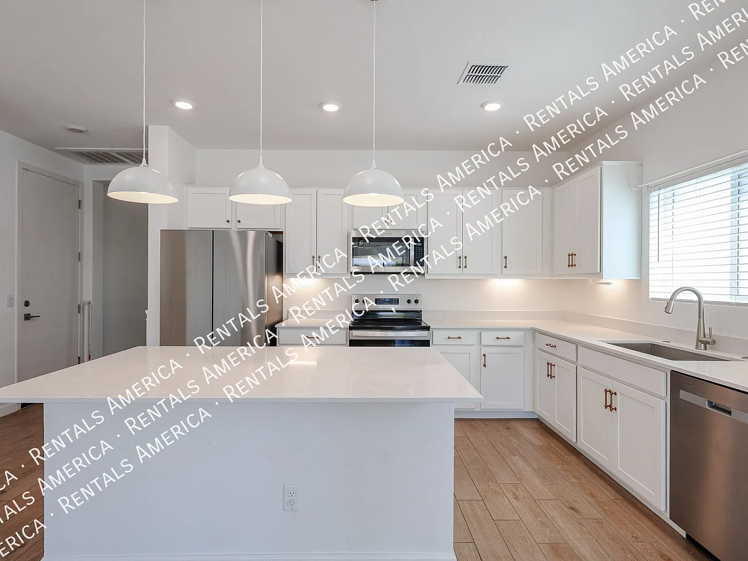 Beautiful 4-Bedroom Home with Loft & Water Softener — Photo 4