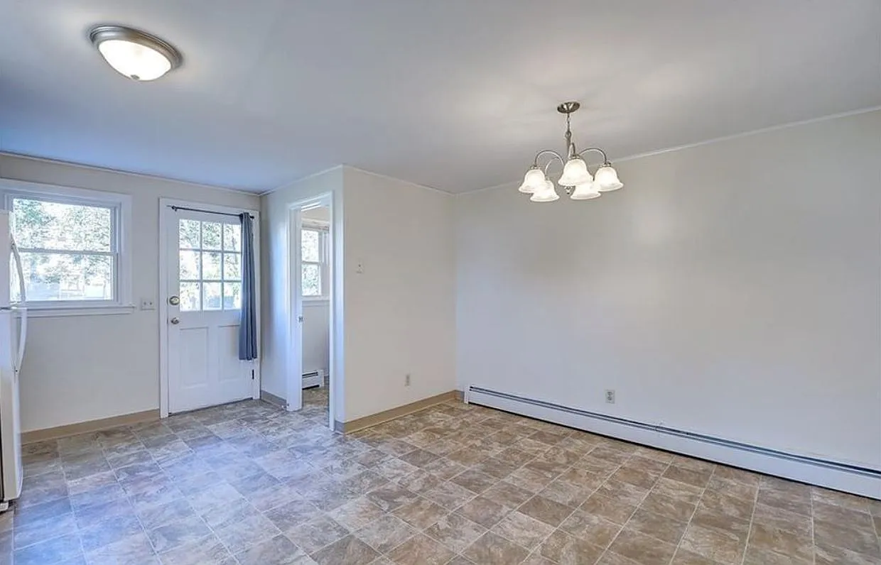 3 bed, 1.5 bath, 1095 sqft, $2,400 — Photo 4
