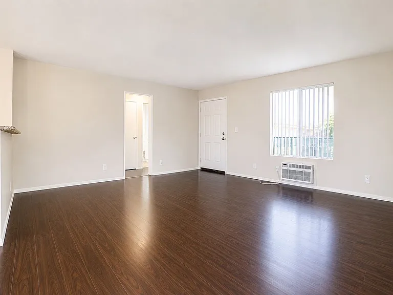 Reseda Gardens Apartments — Photo 9
