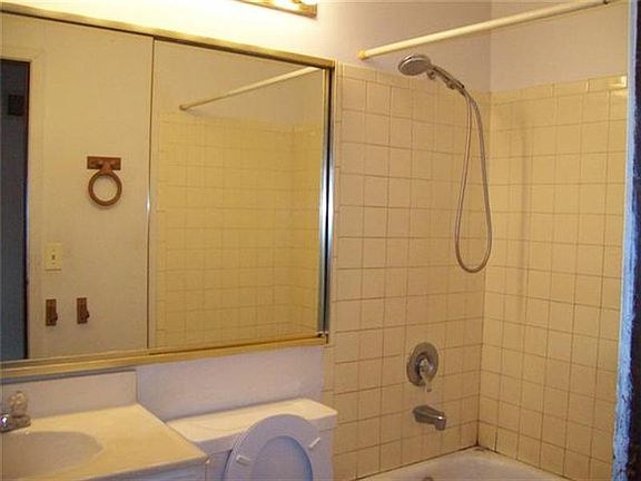 4th image of 234 Dakota Ct Unit B