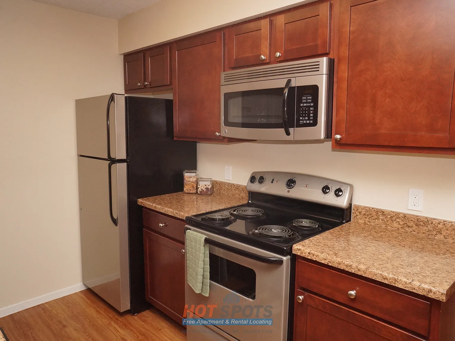 1 bed, 1.5 bath, 690 sqft, $999 — Photo 2