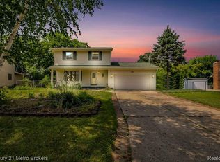 1190 Stonehenge Rd, Flint, MI 48532