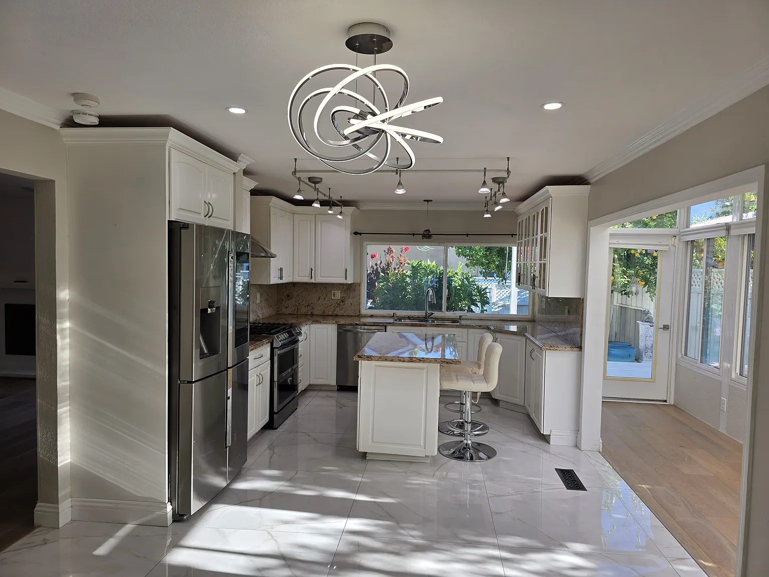 4 bed, 2066 sqft, $6,000 — Photo 3