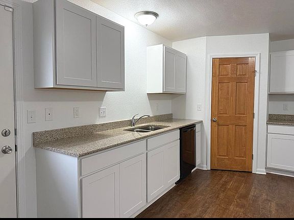 5th image of 3064 Huntington Dr