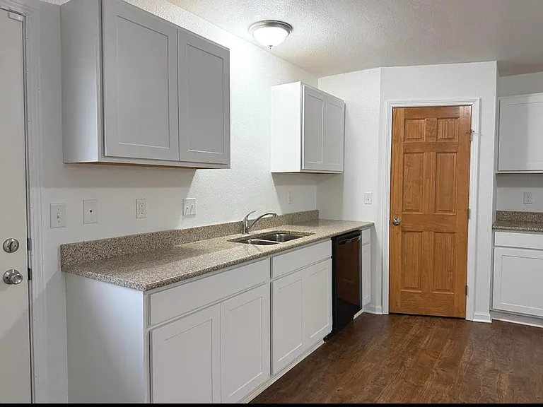 3064 Huntington Dr — Photo 5
