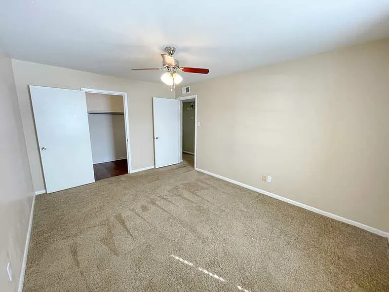 Chateau Apartments — Photo 12
