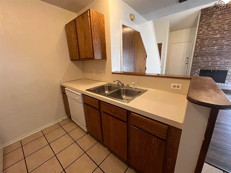 4501 Mistletoe Dr — Photo 6