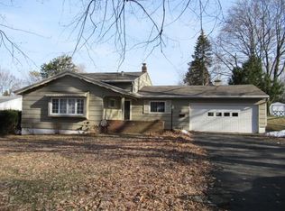 10 Mariposa Dr, Gates, NY 14624