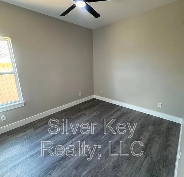 920 Stratford Ave — Photo 7
