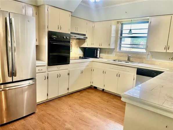 308 Iris Park Dr, Pineville, LA 71360