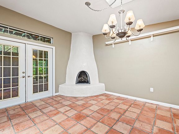 4th image of 706 SW Chapel Hill St
