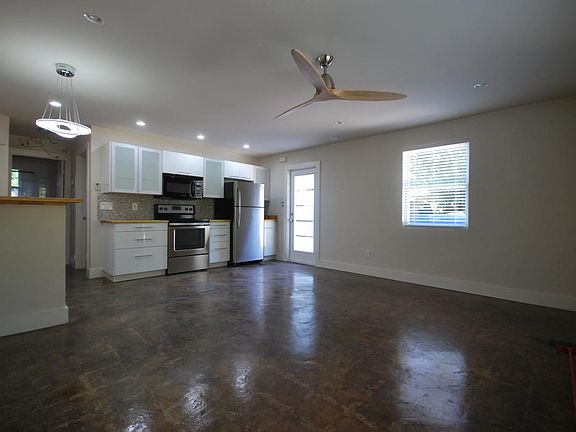 3rd image of 1614 Dauphin Ln