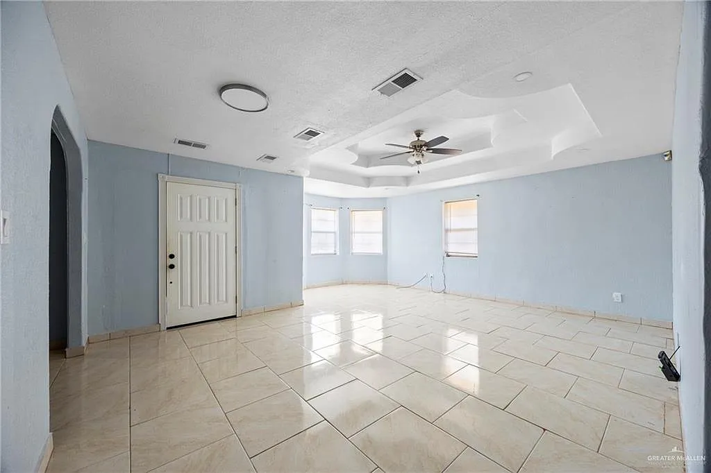 4 bed, 3.0 bath, 1956 sqft, $1,800 — Photo 3