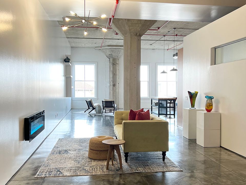 Family Room (+1500 SQ FT Unit)