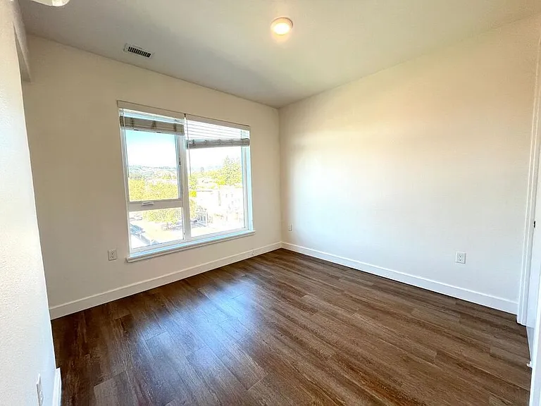 4045 Broadway — Photo 19