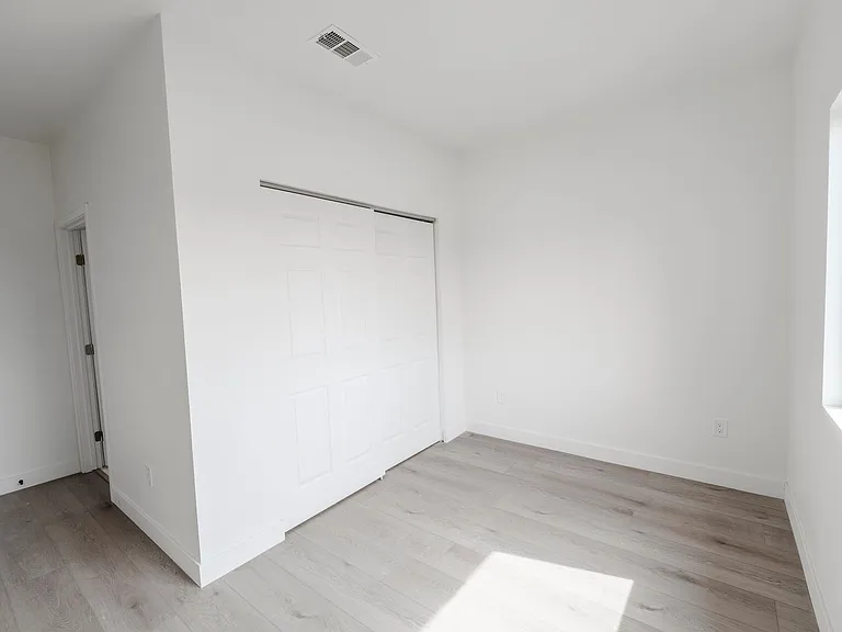 2860 Webster Ave — Photo 24
