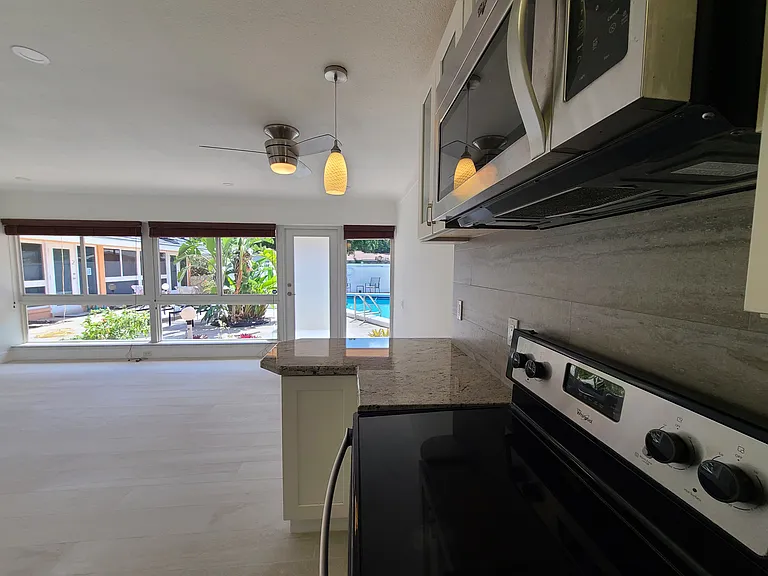 3913 NE 21st Ave #4 — Photo 7