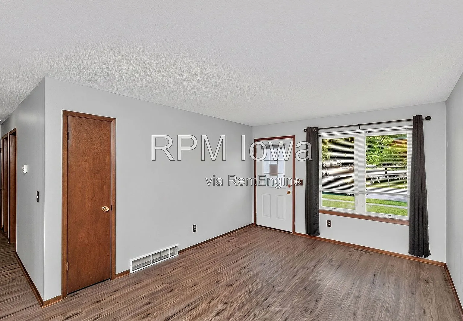 3 bed, 1.0 bath, 882 sqft, $1,695 — Photo 4