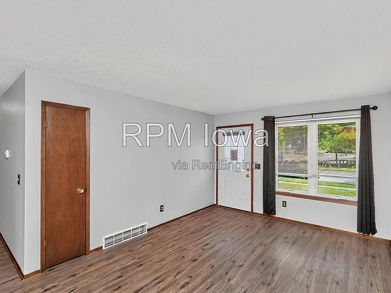 1614 NW Applewood St — Photo 4