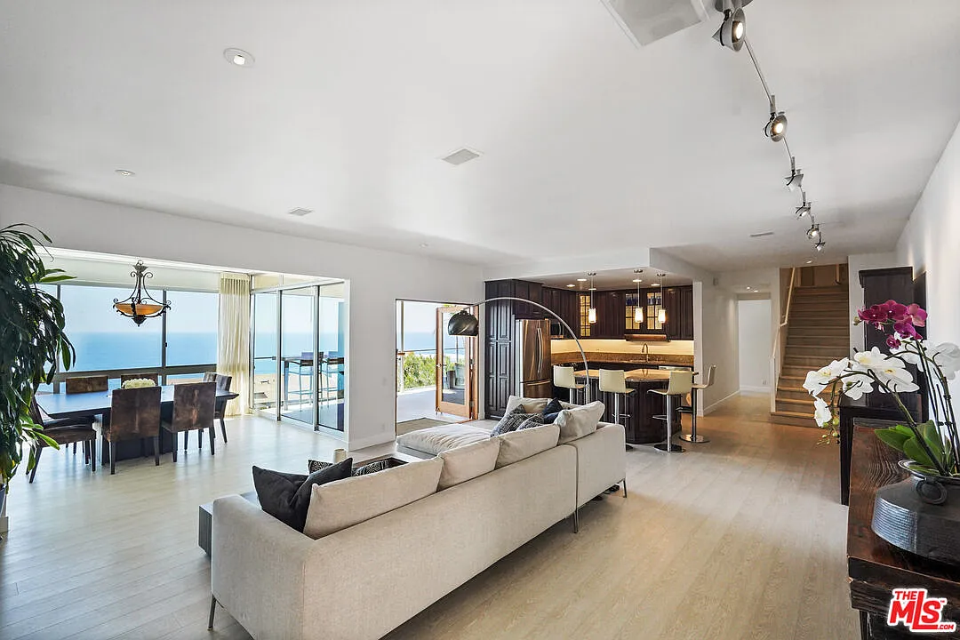 2 bed, 2.5 bath, 2400 sqft, $7,995 — Photo 1