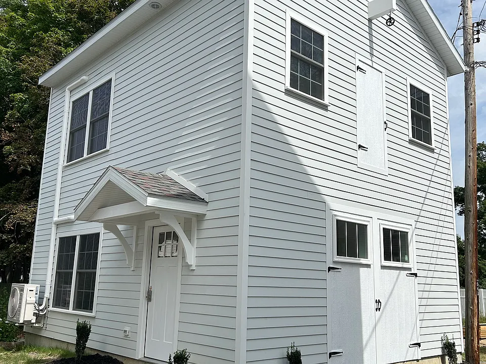 11 E High St