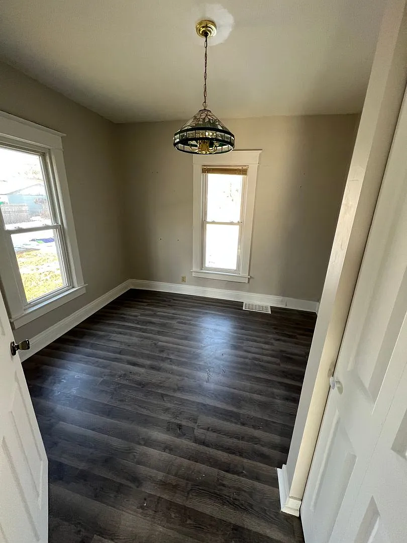 3 Bedroom 2 Bathroom Home — Photo 4
