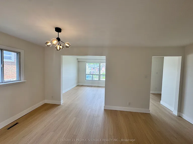 29 Dellbrook Cres — Photo 3