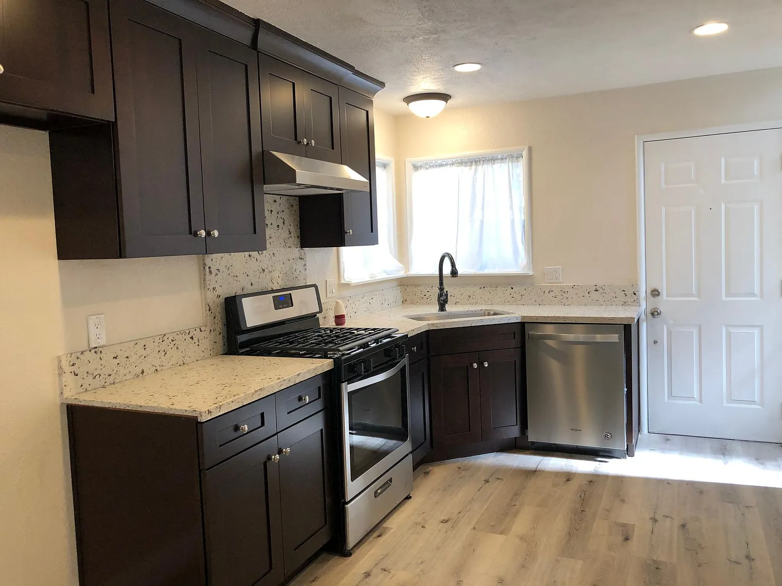 2 bed, 1300 sqft, $2,100 — Photo 4