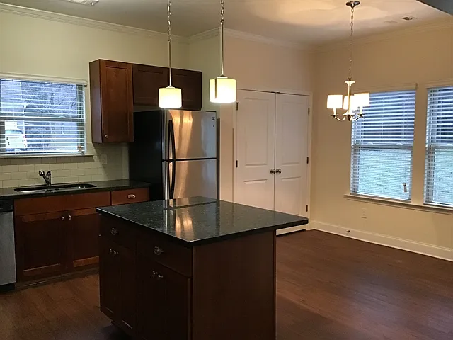 4 bed, 2.0 bath, 2072 sqft, $2,305 — Photo 4