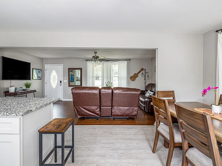 204 Edgewater Dr — Photo 5