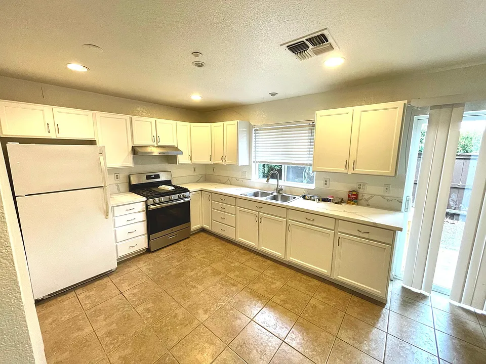 2454 Halsey Cir #1